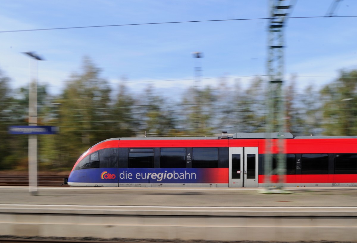 Mitzieher (1/20 , ISO-100,F/18, Freihand), Talent der Euregiobahn fahrt in Herzogenrath auf Bahnsteig 3 ein. Fotostandpunkt Bahnsteig 1
