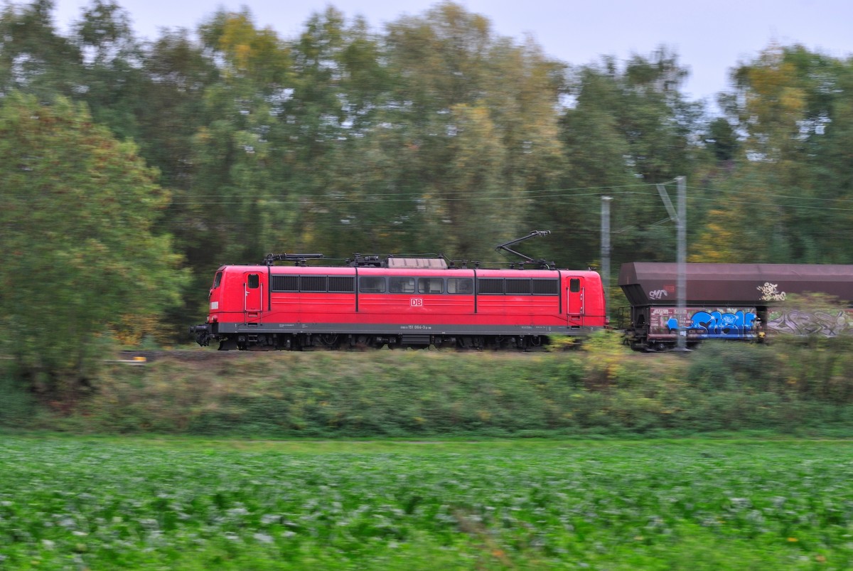 Mitzieher von  151 064-3 bei Rimburg, bach-Palenberg auf der KBS 485 am 23.10.2013