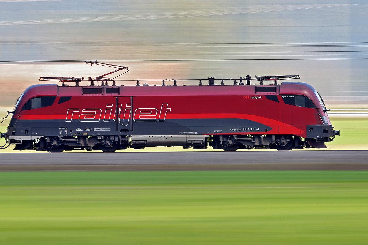 Mitzieher auf die Spirit of Munich 1116 214-4 an der Zugspitze des Railjet von Zürich HB nach Wien Hbf bei Bilten.Bild vom 22.9.2014