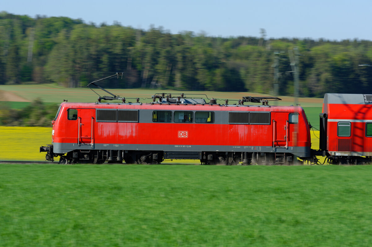 Mitzieher bei 111 187 mit dem RE (Nürnberg Hbf - München Hbf) bei Seubersdorf, 23.04.2020