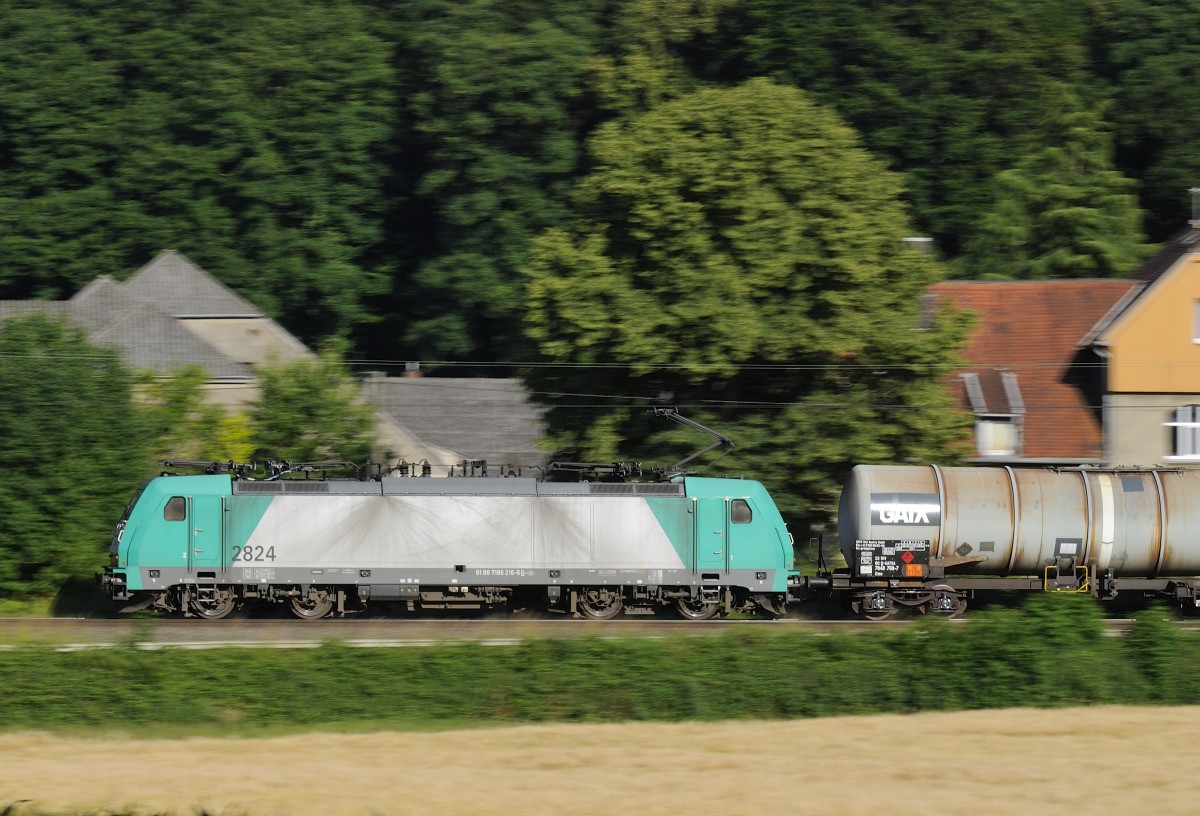 Mitzieher der Cobra 2824 (186 216 B), auf der KBS 485 bei Km 21,2 Rimburg aus Aachen, am 30.6.2015