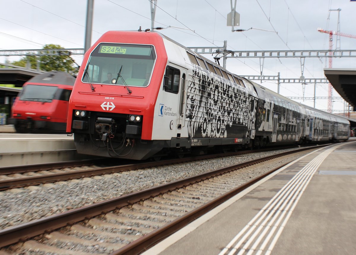 Mitzieher des SBB Werbezuges Re 450 016-1 (ZKB)als S24 nach Zug am 13. September 2017 auf Gleis 4 im Bahnhof ZH Oerlikon.
