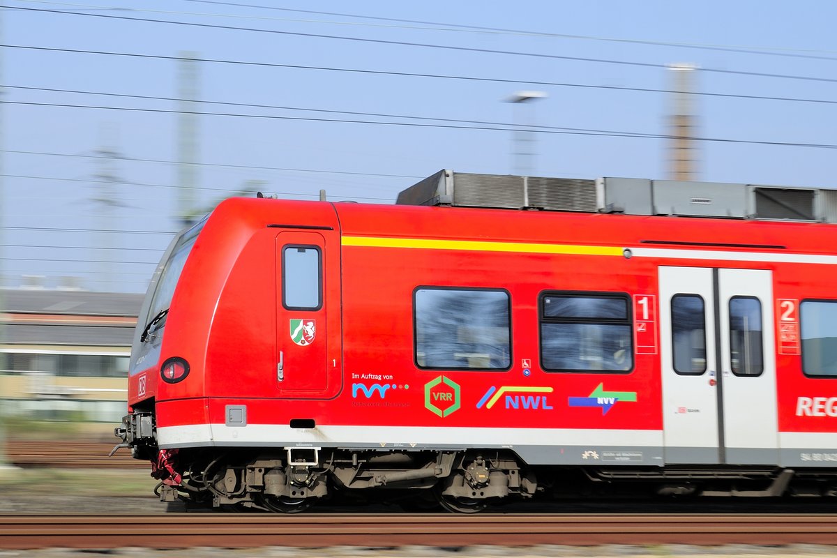 Mitzieher der RB 33, Rhein-Niers-Bahn, BR 425  von Aachen, auf der KBS 485 bei der Ausfahrt in Herzogenrath am 4.4.2017 auf den Weg nach Heinsberg / Duisburg