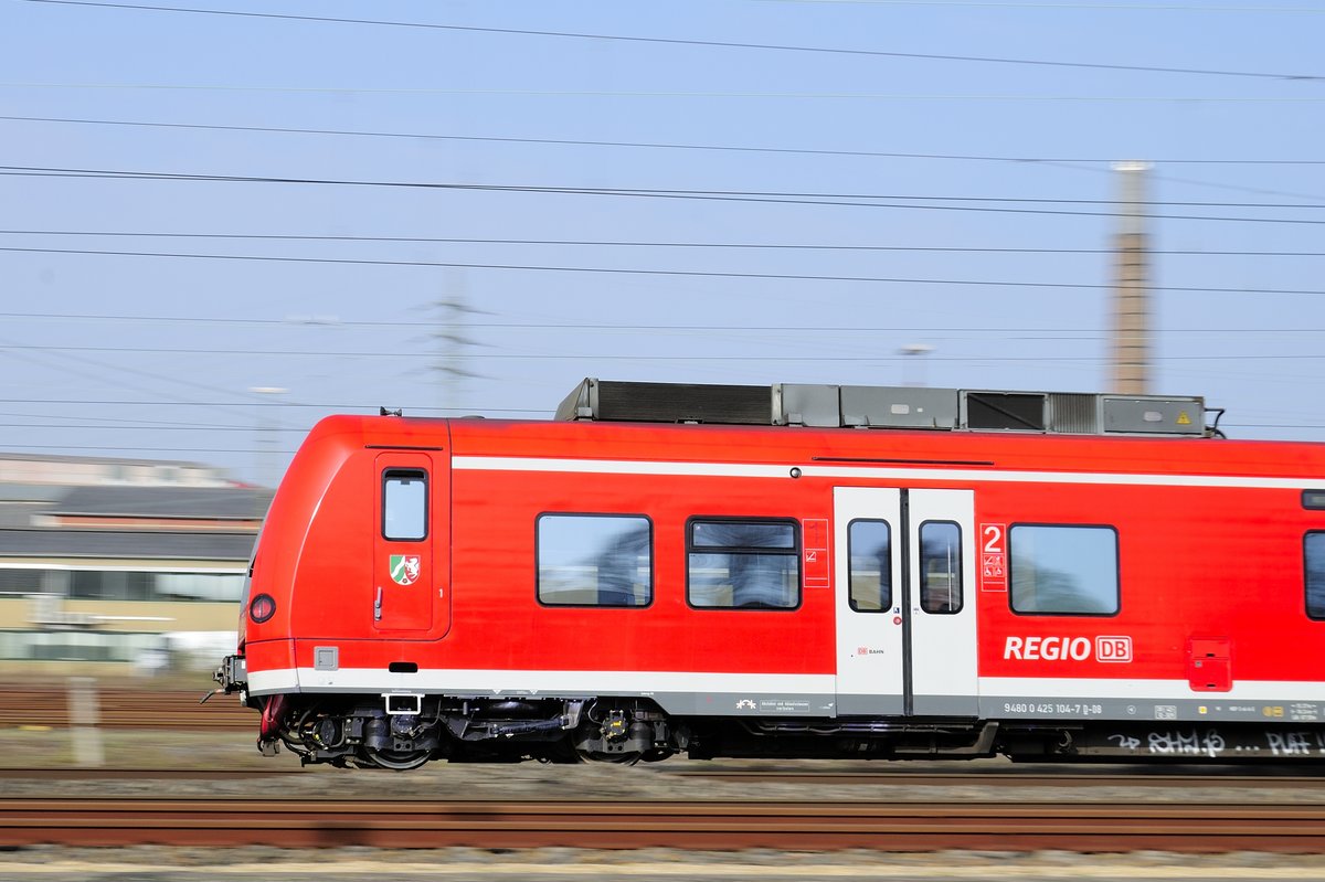 Mitzieher der RB 33, Rhein-Niers-Bahn, BR 425  von Heinsberg / Duisburg, auf der KBS 485 bei der Einfahrt in Herzogenrath am 4.4.2017 auf den Weg nach Aachen