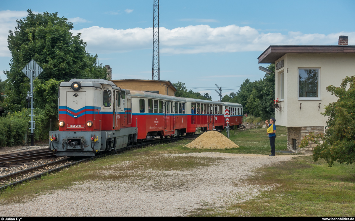 Mk 45 2004 der Kindereisenbahn Budapest am 12. Juli 2018 bei der Einfahrt in den Endbahnhof Széchenyi-hegy.