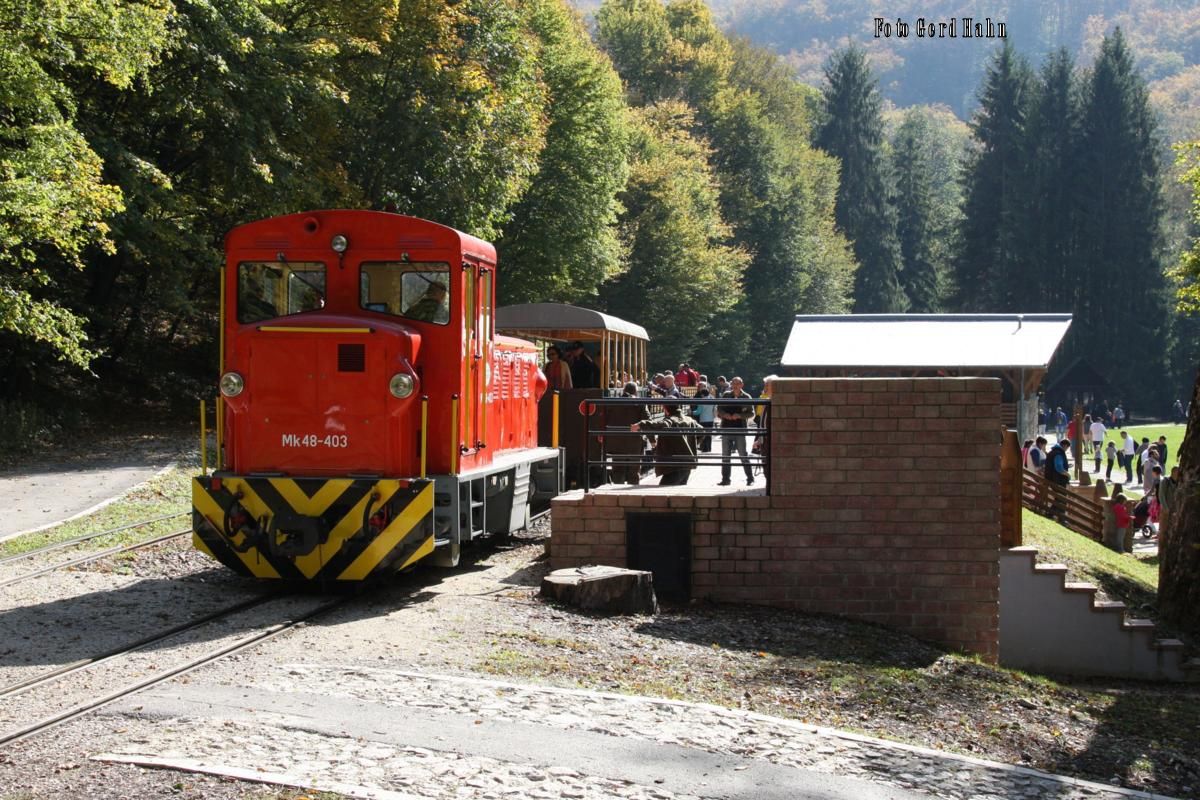 Mk 48403 steht am 11.10.2014 mit einem Zug im Endbahnhof Szalajka Fátyol-Vízesés zur Abfahrt nach Szilvasvarad bereit.
