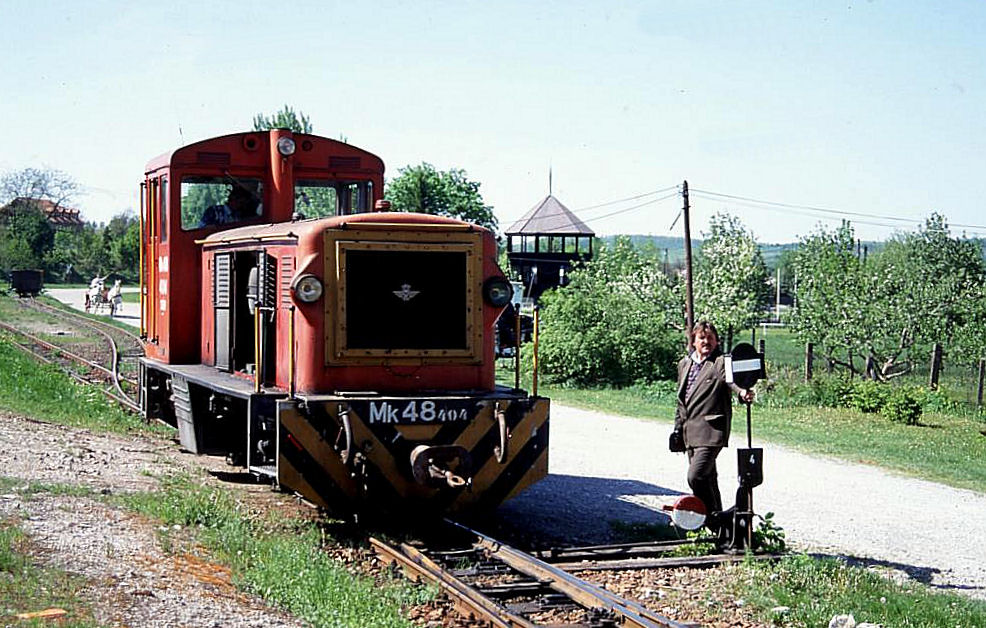 Mk 48.404, 760 mm Spurweite, setzt am 8.5.2000 am Ausgangspunkt der Waldbahn in
Szilvasvarad um.