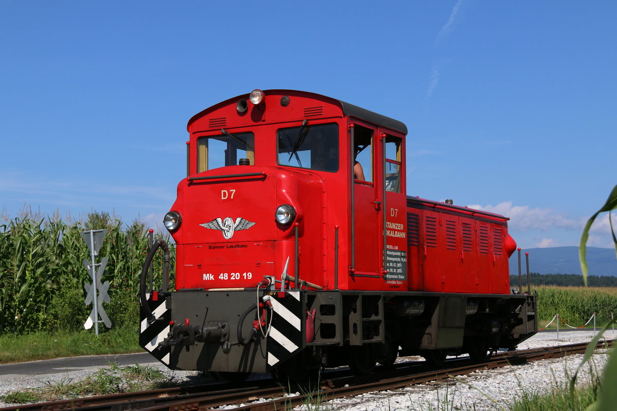 MK48.2019 versieht seit über 15 Jahren Dienst in Stainz . Einst bei der Zillertalbahn eingestellt kam sie damals als Ersatz für die Dampflokomotive nach Stainz. Leider war und ist sie im Zillertal und auch hier Leistungsmäßig nicht zufriedenstellend unterwegs.
Auch die beschriftung lässt an drei Bahnverwaltungen erinnern ,.... Damit wird wenigstens der Lack geschont :-) 
 
Hier im Bild in Kraubath bei der Wendefahrt am Freitag dem 22.07.2016