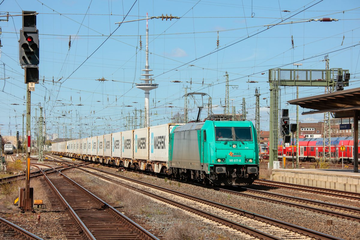 mkb 185 617-8 mit Containerzug in Bremen Hbf, April 2021.