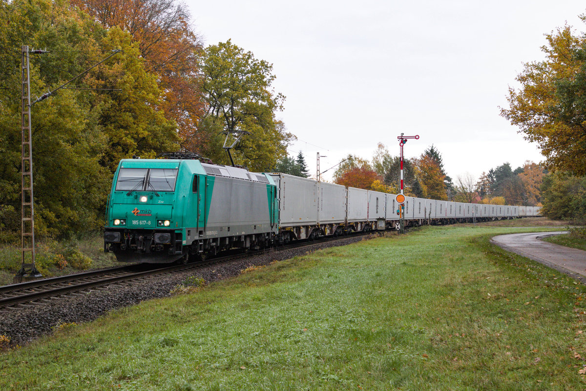 MKB 185 617 mit einem Containerzug am 11.11.2019 in Estorf (Weser).