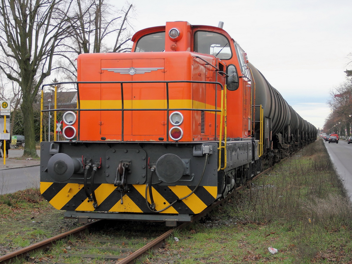 ML 00605 der Neukölln - Mittenwalder Eisenbahn-Gesellschaft AG (NME) mit einem weiteren Kesselzug in der Stubenrauchstr. kurz vor dem Tanklager am Teltowkanal in Berlin Rudow am 06. Januar 2014.

Einige Daten:
Hersteller KM
Baujahr 1965, Fabriknummer 19086,
Typ M700C mit einer Leistung von 515 kW

Gruß an das Lokpersonal und danke für die Informationen.



