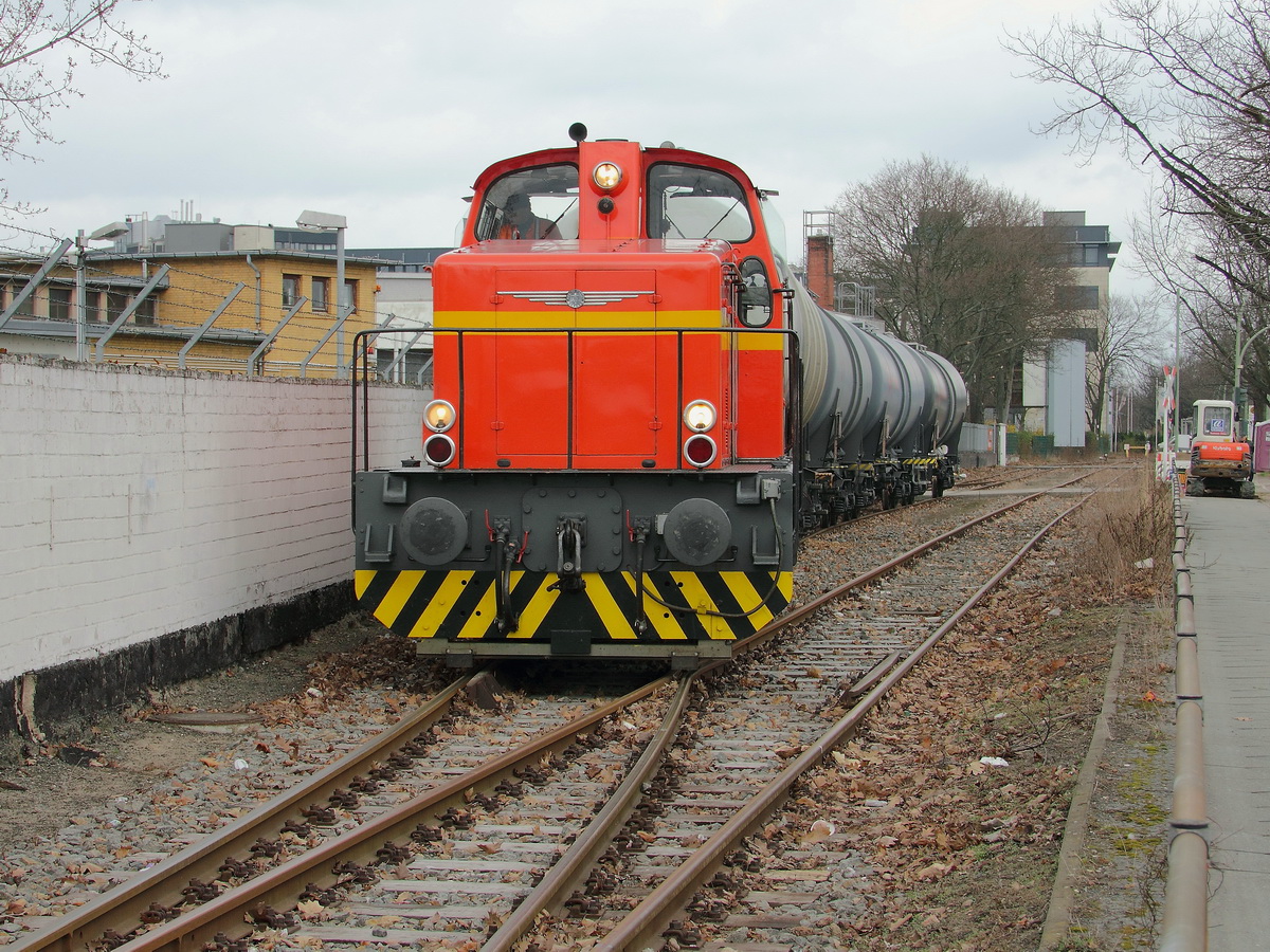 ML 00613 am 17. März 2014 auf der Fahrt vom Bereich der Gradestrasse 60 -  70 in Berlin Britz zum Gelände der Neukölln - Mittenwalder Eisenbahn-Gesellschaft AG (NME) in der Gottlieb-Dunkel-Strasse 47 in Berlin Britz.
