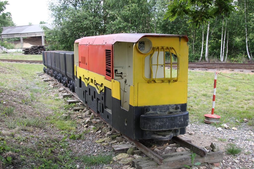 Mladejov na Morave am 16.06.2016: Diese Diesel Grubenlok steht fotogen vor  Hunden  bespannt im Freigelände.