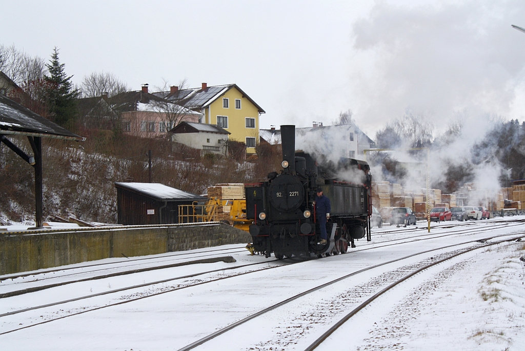 MLV 92.2271 am 07.Dezember 2013 im Bf. Zwettl beim Wenden von NF 19145 auf NF 19147.

