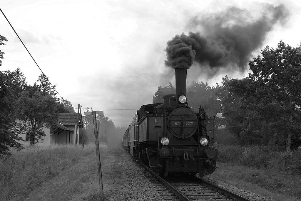 MLV 92.2271 am 07.Juli 2019 mit dem SR 14990 (Praterstern - Zwettl) beim Fotohalt im Bahnhof Groß Globnitz.