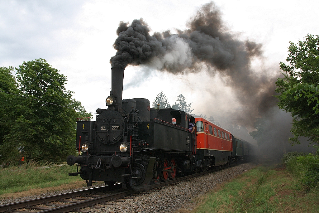 MLV 92.2271 und RBAHN 2050.09 am 07.Juli 2019 mit dem SR 14990 (Praterstern - Zwettl) beim Fotohalt im Bahnhof Groß Globnitz.