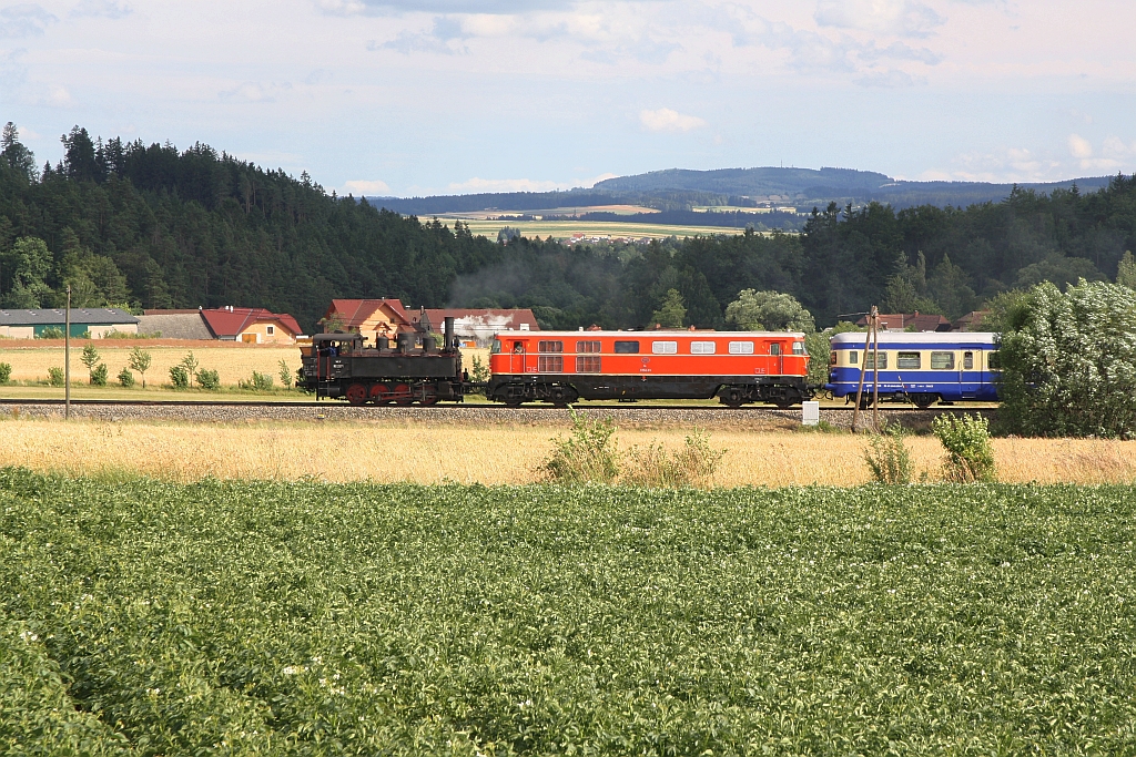 MLV 92.2271 und RBAHN 2050.09 am 07.Juli 2019 mit dem SR 14994 (Zwettl - Wien Praterstern) bei Gerotten.