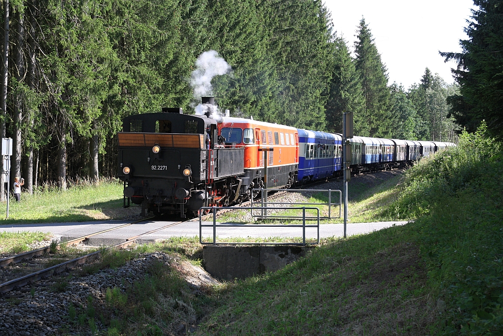 MLV 92.2271 und RBAHN 2050.09 am 07.Juli 2019 mit dem SR 14994 (Zwettl - Wien Praterstern) bei Großhaselbach.