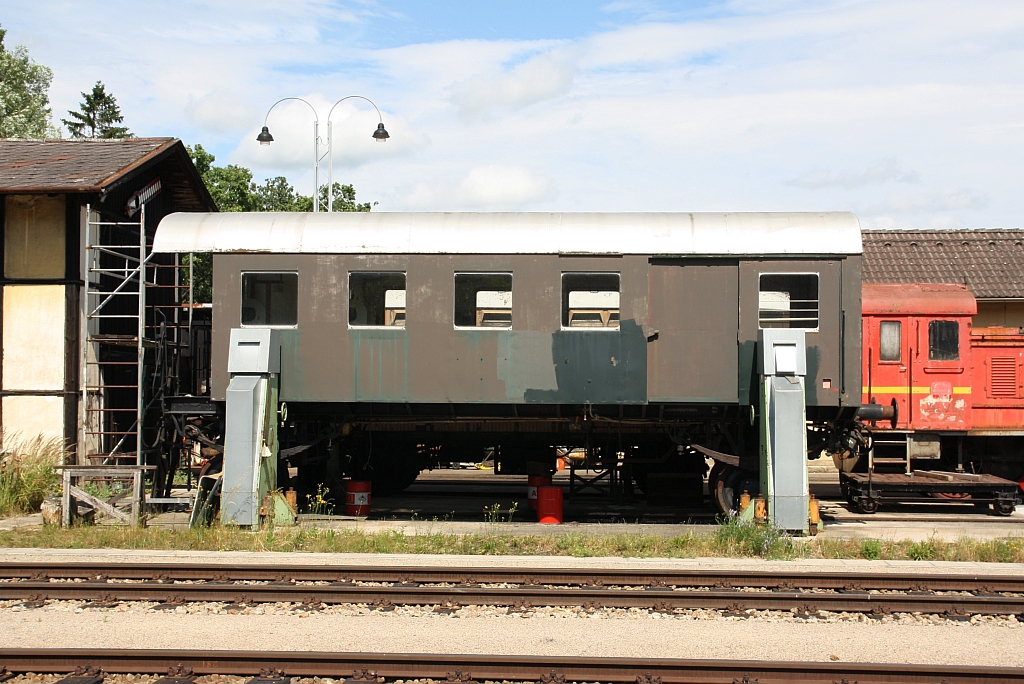 MLV BDi 47735 erhält im Bahnhof Zwettl eine Ausbesserung. Bild vom 07.Juli 2019.