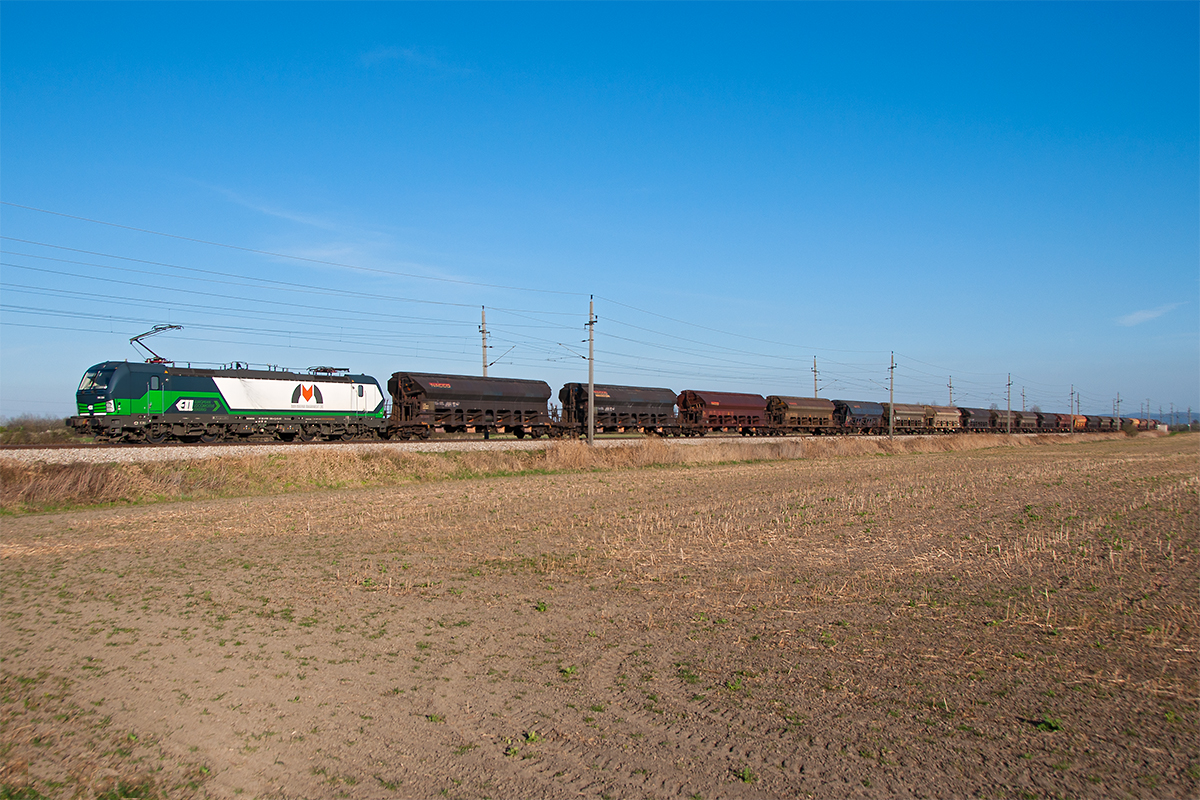 MMV Magyar Magánvasút Zrt Vectron 193 228, unterwegs auf der FJB kurz vor Absdorf.
Das Foto entstand am 31.03.2017.