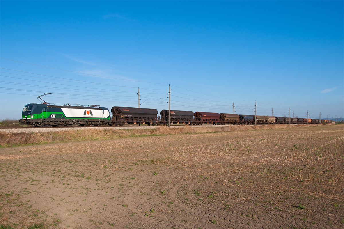 MMV Magyar Magánvasút Zrt Vectron 193 228, unterwegs auf der FJB kurz vor Absdorf.
Das Foto entstand am 31.03.2017.