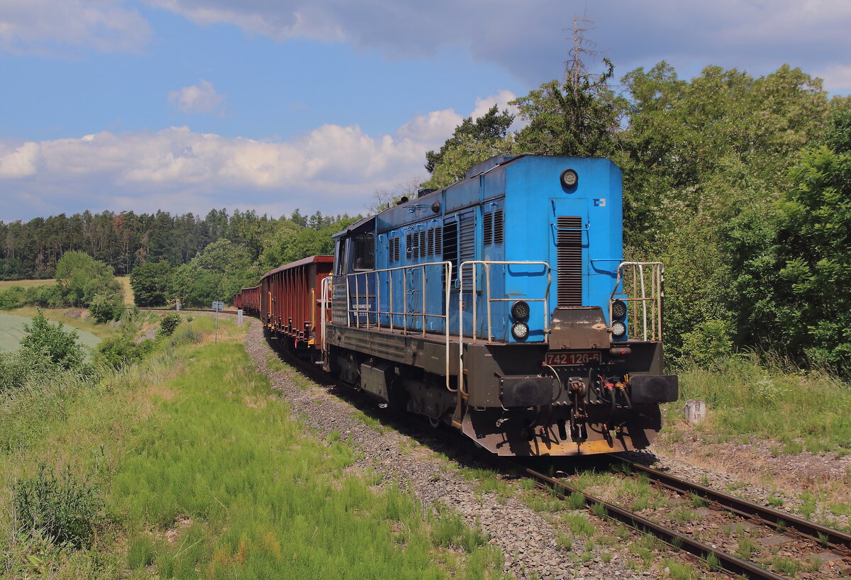 Mn 85362 aus Krupa auf dem Weg nach Rakovnik mit der 742 126 der CD Cargo. Die leeren Waggons sollen später nach Kralovice gebracht werden. Hier erreicht die Übergabe gleich den Bahnhof Luzna u Rakovnika wo der Zug noch umsetzen muss, um die Fahrt nach Rakovnik zu vollziehen. 