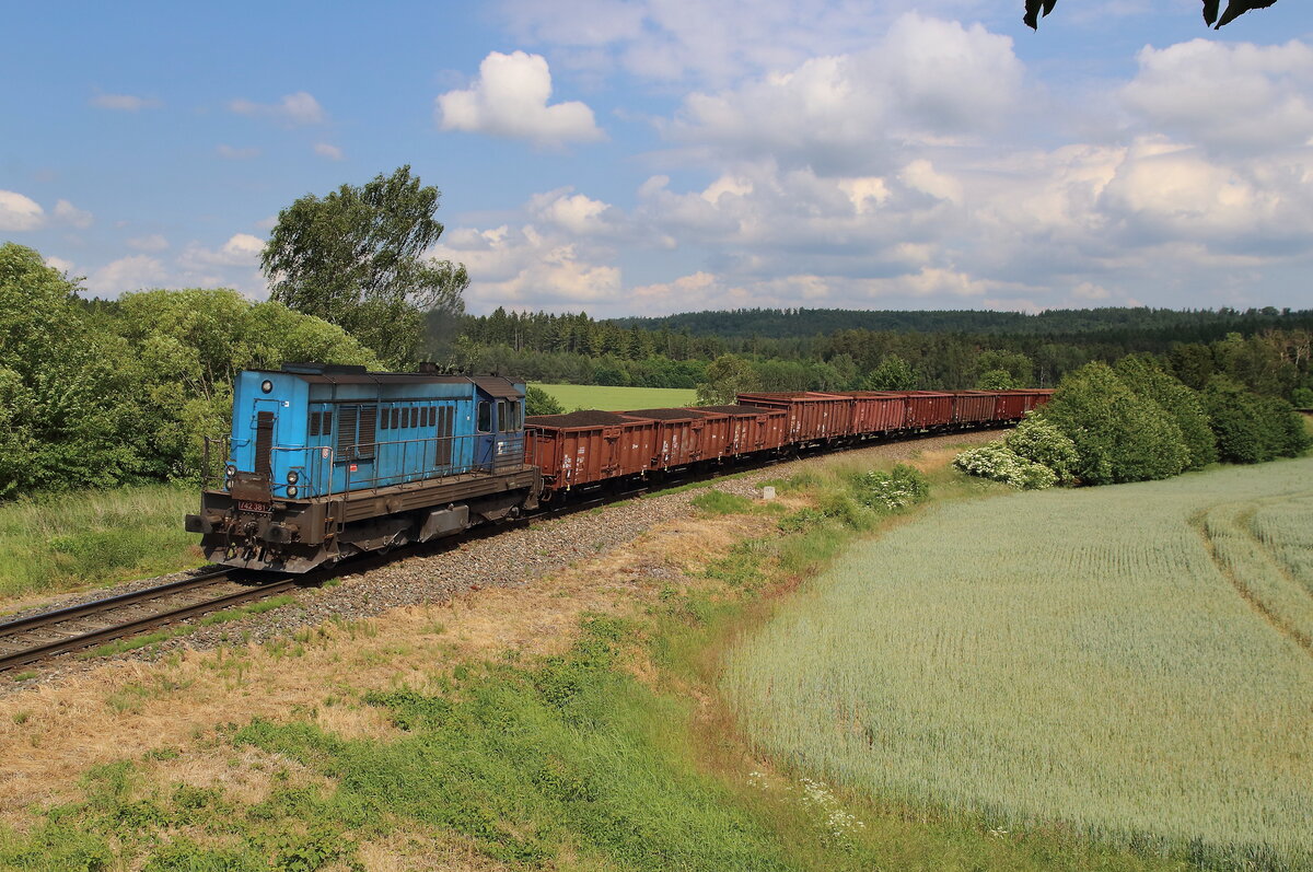 Mn 85430 von Kladno nach Revnicov mit der 742 381 nahe Nove Straseci eingefangen. In Revnicov wurden die Waggons getauscht, mit einem anderen Zug, die 3 Kohlewagen gingen nach Krupa und die restlichen hier sollten, nach Kralovice gehen. Aufgenommen am 14.6.2023