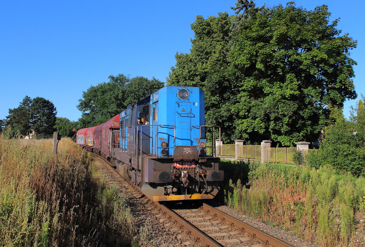 Mn 86466 von Kralupy nad Vlatou nach Velvary mit der 742 188 und 4 Güterwagen. Nicht mehr weit hat sie den Zielbahnhof am 10.8.2023 erreicht.