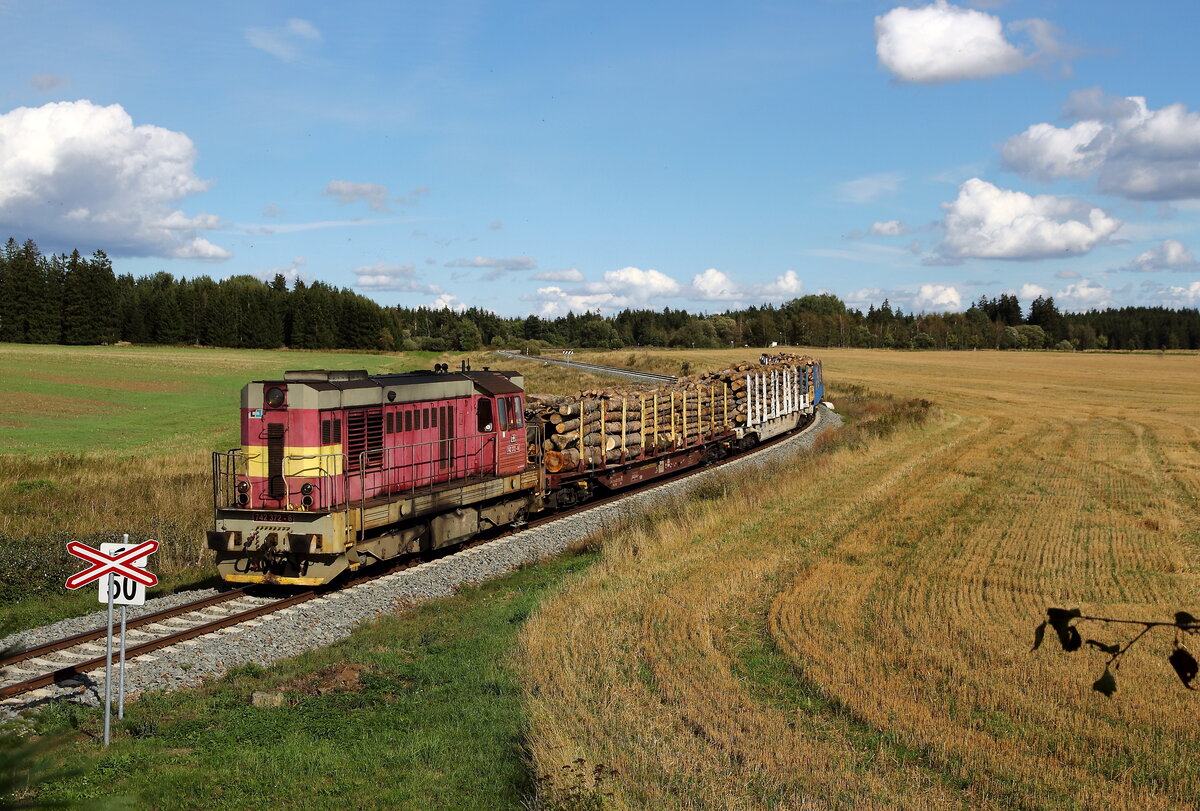 Mn 87015 mit der 742 372 und 4 Snps mit Holz auf dem Weg nach Karlovy Vary. Aufgenommen am 01.09.2026 bei Posec 