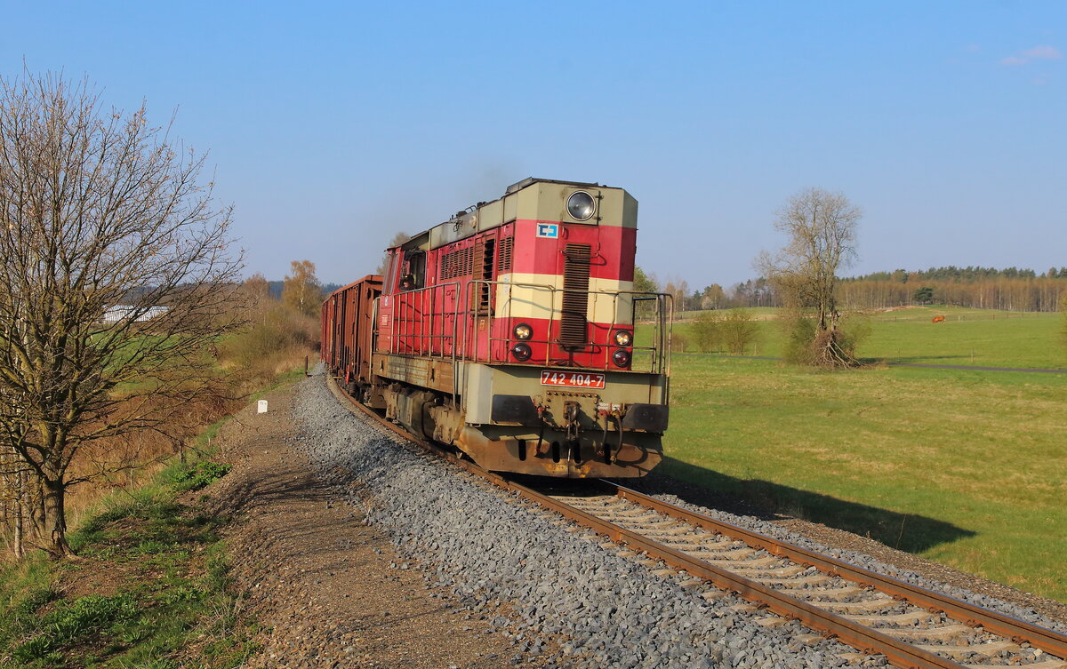 Mn 87300 von Cheb nach As mit leeren Eas kurz vor dem Haltepunkt Votjanov obec Aufgenommen am 28.04.2022 mit der 742 404 als Lok. 