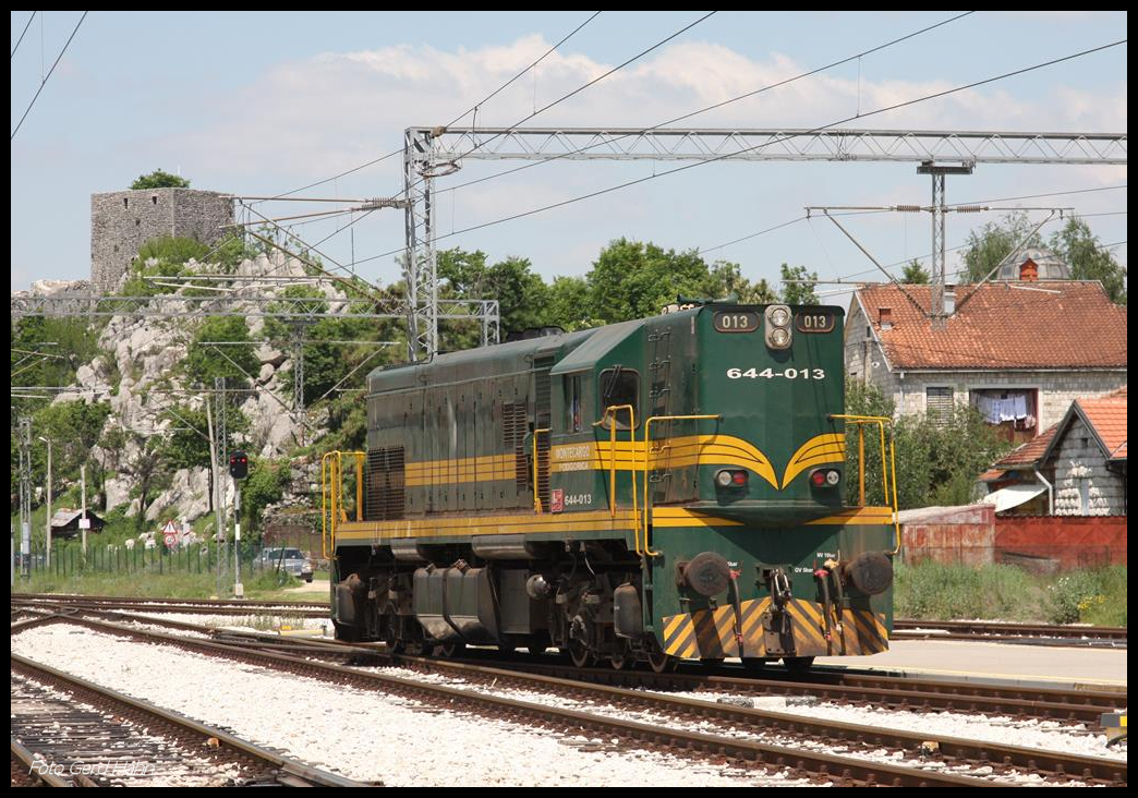 MNE 644-013 rangierte am 16.5.2017 im Endbahnhof Niksic.