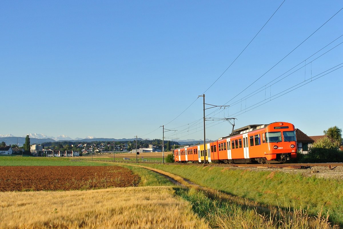 Mo-Fr verkehrt der  Fraubrunnen-Express  am Morgen von Bren zum Hof nach Bern. Der Zug wird, im Gegensatz zu den brigen RE auf dieser Linie, mit einem Mandarinli oder einem Seconda gefhrt. Am frhen Morgen des 18.07.2016 erreicht der Be 4/12 Nr. 60 soeben als Leermaterialzug aus Worblaufen Bren zum Hof, der Zug wird als RE 1606 spter nach Bern fahren.