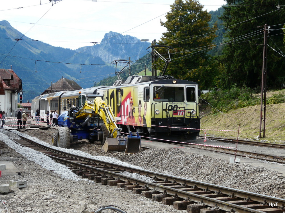 MOB / Goldenpass - Goldenpass von Montreux nach Zweisimmne gefhrt von der Lok GDe 4/4 6006 im Bahnhof Chateau D`Oex am 14.09.2013