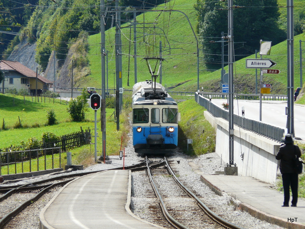 MOB / Goldenpass - Regio von Zweisimmen nach Montreux gefhrt vom Triebwagen ABDe 8/8 4002 bei der einfahrt im Bahnhof Montbovon am 14.09.2013
