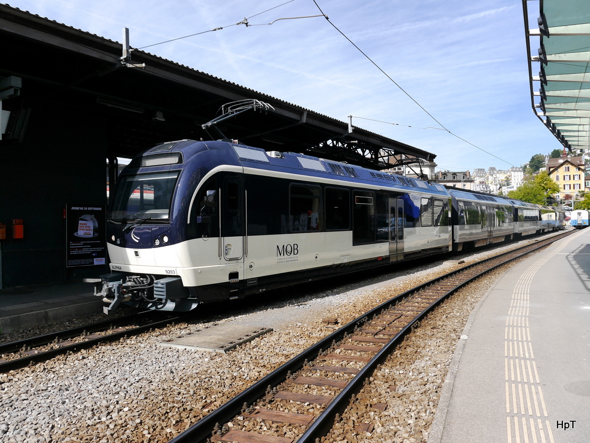 MOB / Goldenpass - Triebwagen Be 4/4 9203 an der Spitze des Schnellzuges nach Zweisimmen - Lenk im Bahnhof von Montreux am 25.09.2017