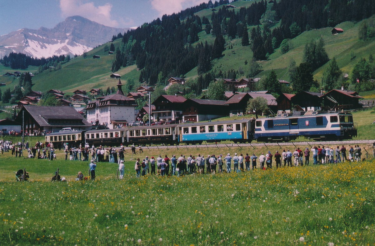 MOB:  100 JAHRE MOB  GDe 4/4 6002 (1983) mit einem Sonderzug bei Rougemont am 29. Mai 2004. Der Grossaufmarsch der Bahnfotografen aus der ganzen Schweiz sowie dem Ausland betonte die Beliebtheit der MOB.
Foto: Walter Ruetsch 