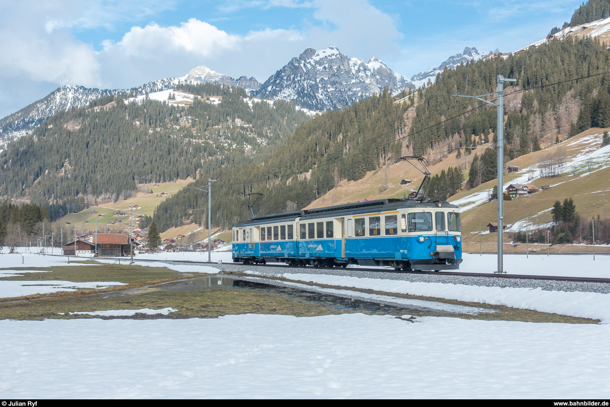 MOB ABDe 8/8 4001  Suisse  als Regio Zweisimmen - Lenk am 8. Januar 2018 zwischen Matten und Boden.
