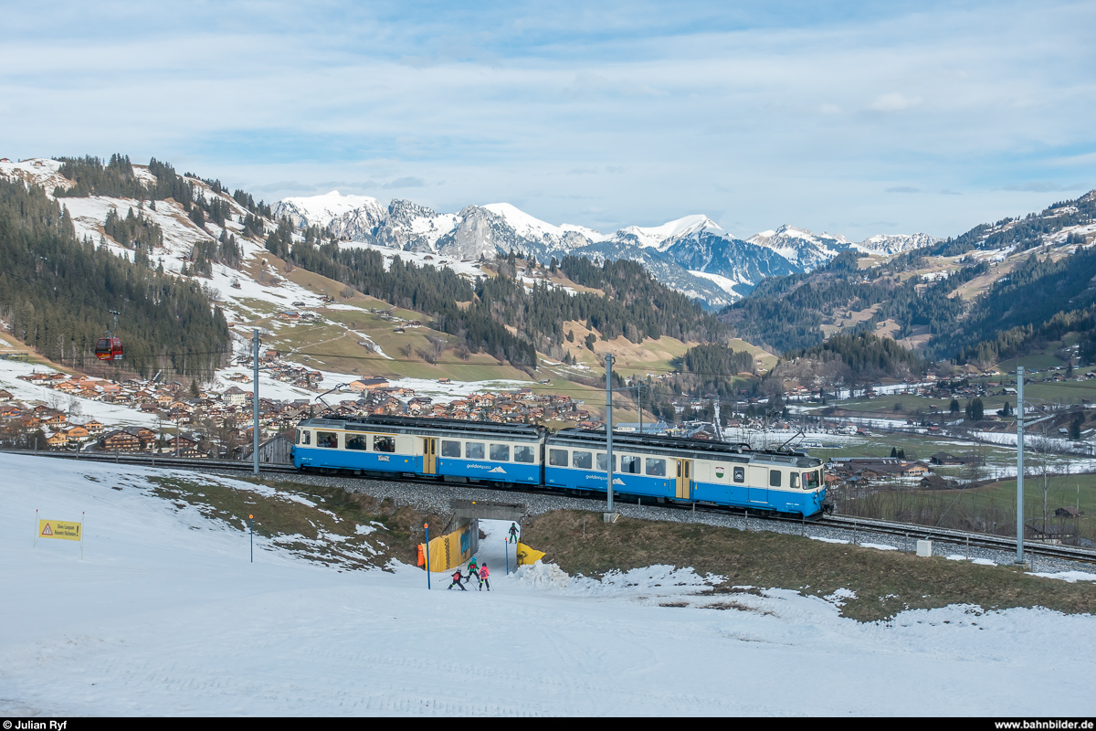 MOB ABDe 8/8 4002  Vaud  als Regio 2214 Gstaad - Zweisimmen am 8. Januar 2018 oberhalb Zweisimmen.<br>
Da die Strecke der MOB zwischen Gstaad und Château d'Oex bis voraussichtlich 12. Januar 2018 wegen eines Erdrutsches unterbrochen ist, verkehren die Züge auf Berner Seite nur zwischen Zweisimmen und Gstaad bzw. Lenk. Zum Zeitpunkt des Erdrutsches befanden sich die Triebzüge 4001, 4002 und 5001-5003 auf dieser Seite, dazu vier GDe 4/4 mit drei Wagenkompositionen und die Ge 4/4 8001. <br>
Da die Zeit in Gstaad nicht zum Umfahren reicht, wird der Verkehr komplett mit Triebzügen abgewickelt, was für die alten 4000er-Triebwagen wieder mal Hochbetrieb bedeutet. Geplant werden die Regio Zweisimmen - Gstaad (- Rougemont), sowie die Halbstundenzüge an die Lenk, mit 4000er-Triebwagen gefahren. Die Züge Zweisimmen - Gstaad (- Montreux) und den Grundtakt an die Lenk übernehmen Triebwagen der Serie 5000. Die Aufteilung kann allerdings mehrmals am Tag ändern.