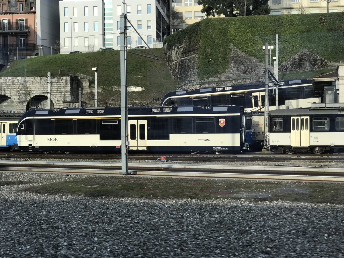 MOB ABe 4/4 9302 mit Wappen Château d'Oex war am 13.3.17 Solo beim Bhf Montreux abgestellt.