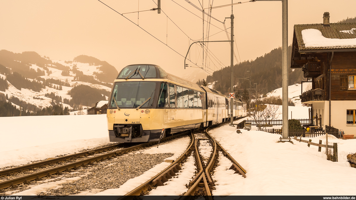 MOB ABe 4/4 9303 mit GoldenPass Panoramic Zweisimmen - Montreux am 6. Februar 2021 bei der Durchfahrt im Bahnhof Flendruz. Die Schweiz war an diesem Tag von einer grossen Menge Saharastaub betroffen.