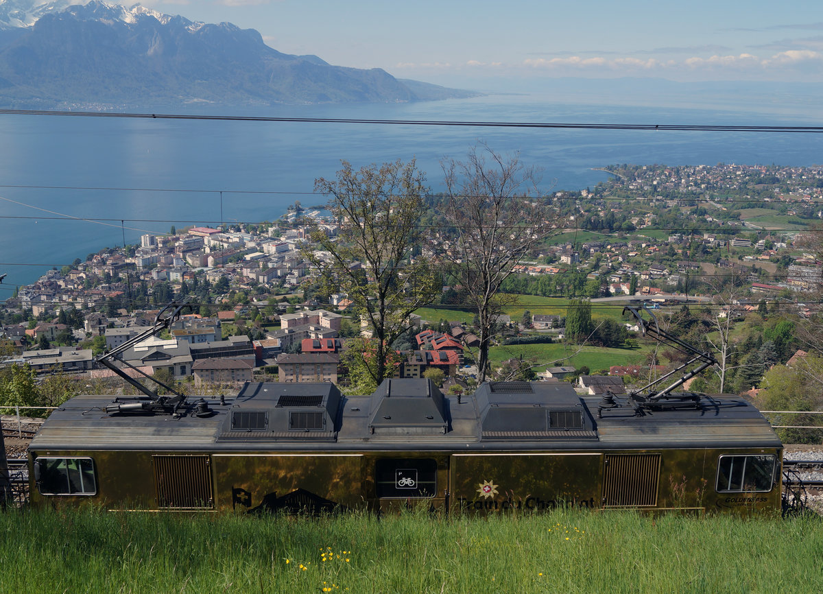 MOB: Am 17. April 2017 wurde die GDe 4/4 6003 mit der Werbung für den Train du Chocolat während dem Zwischenhalt in Chamby auf eine ungewohnte Art fotografiert. Sie ist nur leicht erkennbar vor der Kulisse des  kleinen Sees  bei diesem herrlichen Frühlingswetter.
Foto: Walter Ruetsch 
