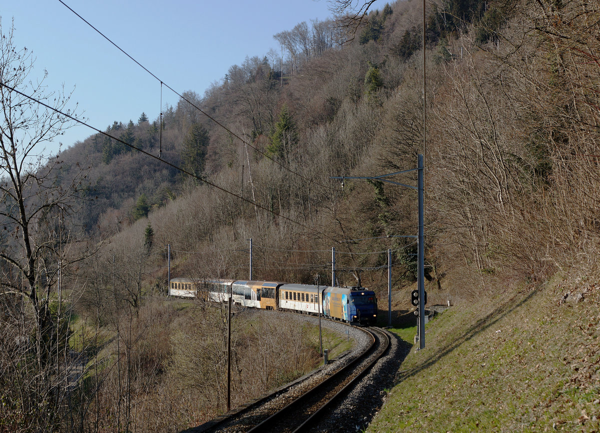MOB: Am 17. März 2016 schlängelte sich die Ge 4/4 8004 mit ihrem Regionalzug unterhalb Sonzier den Berg hinauf mit dem Zielort Zweisimmen.
Foto: Walter Ruetsch