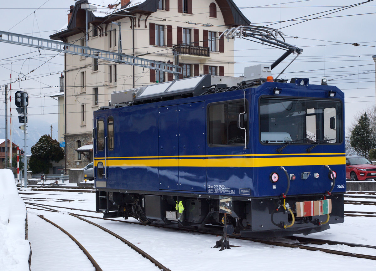 MOB: Am 9. Januar 2017 standen vor der Werkstätte Chernex drei neue Lokomotiven für Fotoaufnahmen bereit.
Gem 2/2 2502 präsentierte sich sogar erstmals im neuen Kleid mit den passenden gelben Streifen.
Foto: Walter Ruetsch