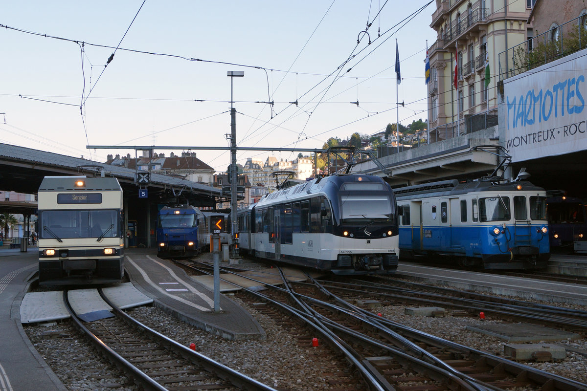 MOB: Am frühen Morgen des 17. April 2017 im Bahnhof Montreux angetroffen:
GTW Be 2/6 7004 mit Regionalzug nach Sonzier, Ge 4/4 8004 mit GoldenPass Classic und Alpina Be 4/4 9202 mit Regionalzug nach Zweisimmen sowie ABDe 8/8 4004 für Fotofahrt.
Zur Zeit präsentiert sich die MOB Flotte noch recht abwechslungsreich.
Foto: Walter Ruetsch   