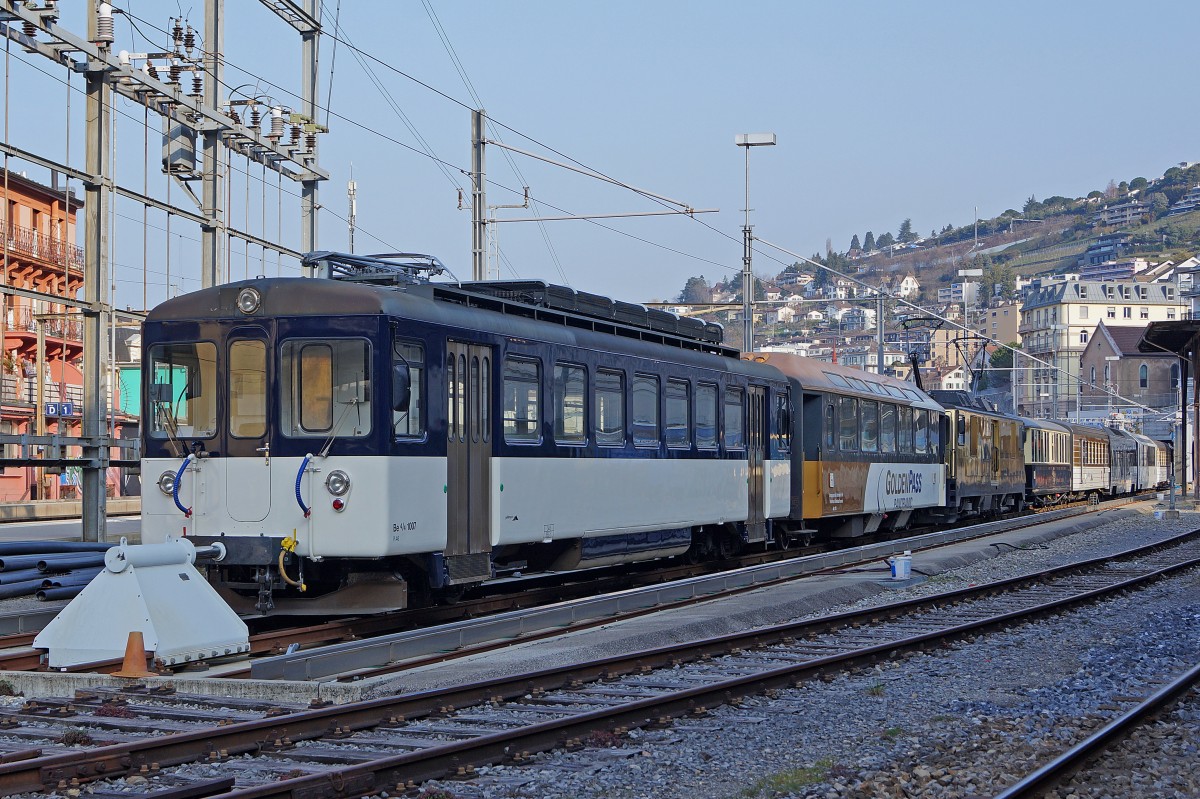 MOB: Auch nach der Umlackierung des Be 4/4 1007 (ex ASm Be 4/4 303, ex SNB Be 4/4 85  SOLOTHURN ) präsentiert sich das gesamte Rollmaterial der MOB noch immer nicht mit einem einheitlichen Anstrich. Die Aufnahme der *bunten Fahrzeugkolonne  ist am 19. März 2015 in Montreux entstanden.
Foto: Walter Ruetsch  