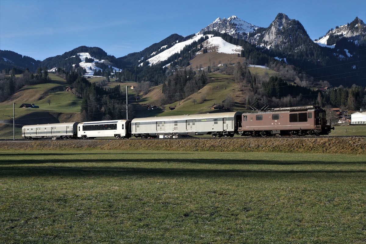 MOB auf BLS.
Ab dem Dezember 2020 verkehren durchgehende Züge zwischen Montreux und Interlaken Ost.
Testfahrten zwischen Zweisimmen und Spiez fanden vom 6. bis 10. Januar 2020 statt.
Testzug bestehend aus der Re 425 170 + D-RADAVE 75 80 90-94 008-4 + MOB BS 221 + D-RADAVE 75 80 90-94 007-6 bei Boltigen am 8. Januar 2020.
Foto: Walter Ruetsch