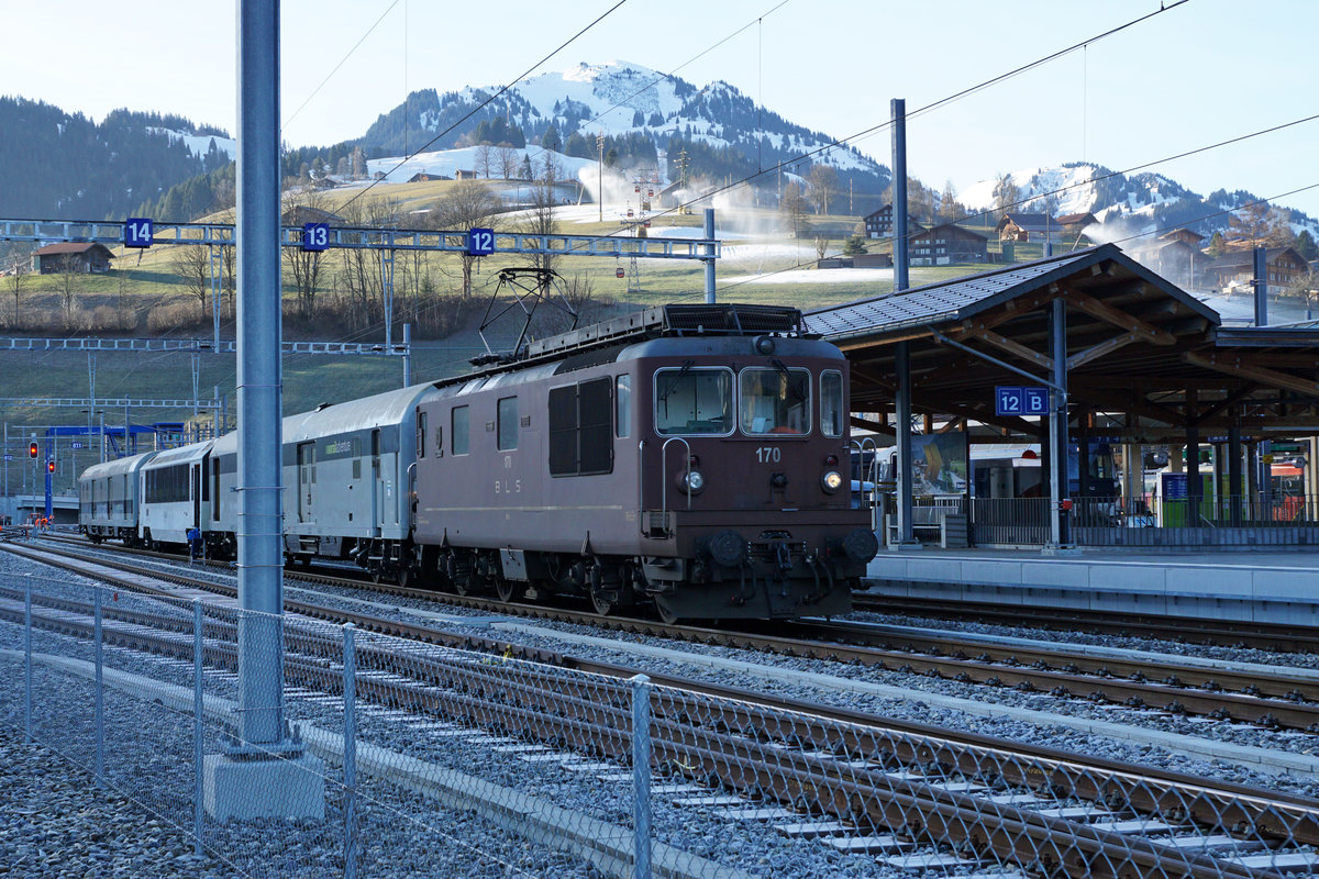 MOB auf BLS.
Ab dem Dezember 2020 verkehren durchgehende Züge zwischen Montreux und Interlaken Ost.
Testfahrten zwischen Zweisimmen und Spiez fanden vom 6. bis 10. Januar 2020 statt.
Testzug bestehend aus der Re 425 170 + D-RADAVE 75 80 90-94 008-4 + MOB BS 221 + D-RADAVE 75 80 90-94 007-6 in Zweisimmen am 8. Januar 2020.
Foto: Walter Ruetsch