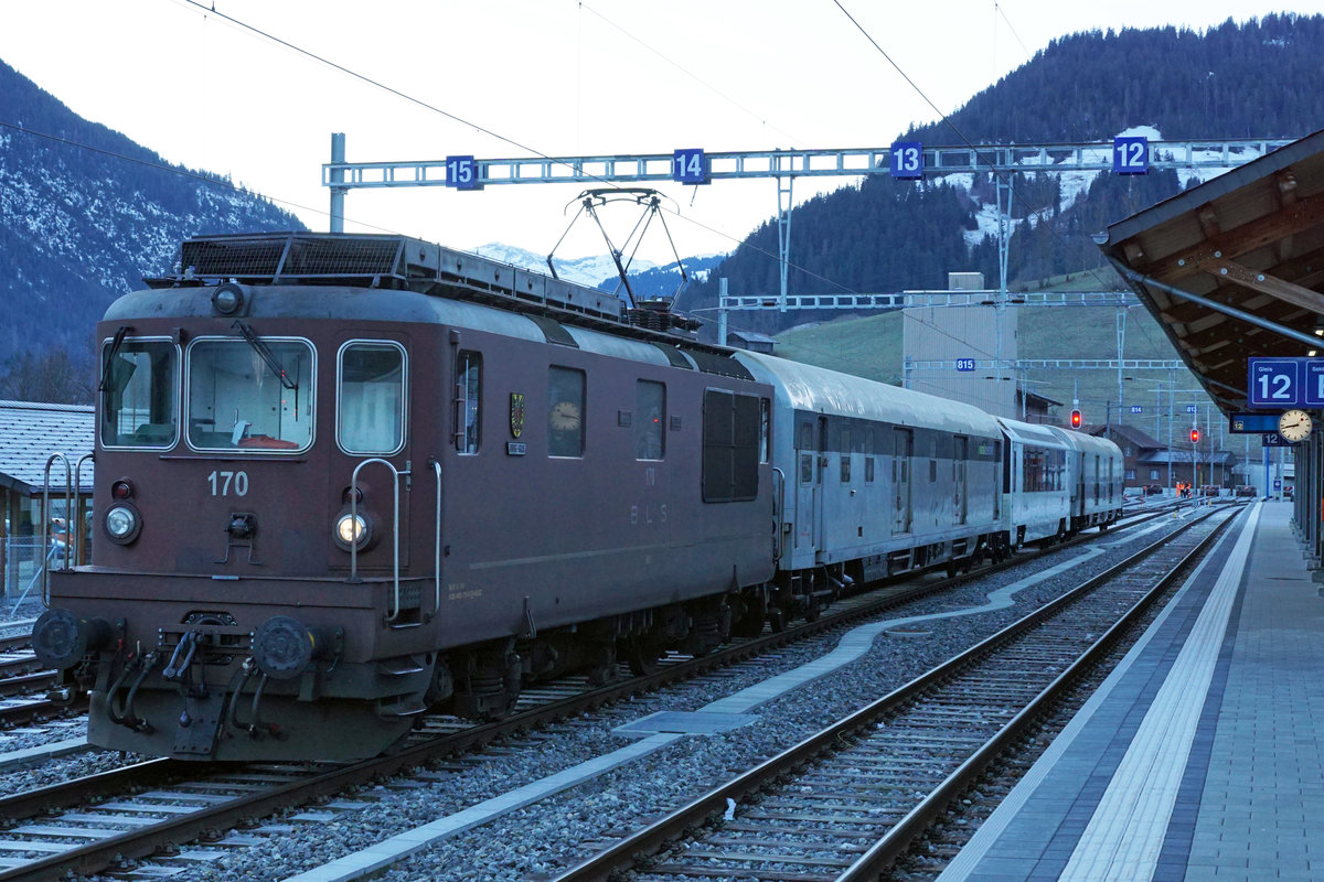 MOB auf BLS.
Ab dem Dezember 2020 verkehren durchgehende Züge zwischen Montreux und Interlaken Ost.
Testfahrten zwischen Zweisimmen und Spiez fanden vom 6. bis 10. Januar 2020 statt.
Testzug bestehend aus der Re 425 170 + D-RADAVE 75 80 90-94 008-4 + MOB BS 221 + D-RADAVE 75 80 90-94 007-6 in Zweisimmen am 8. Januar 2020.
Foto: Walter Ruetsch
