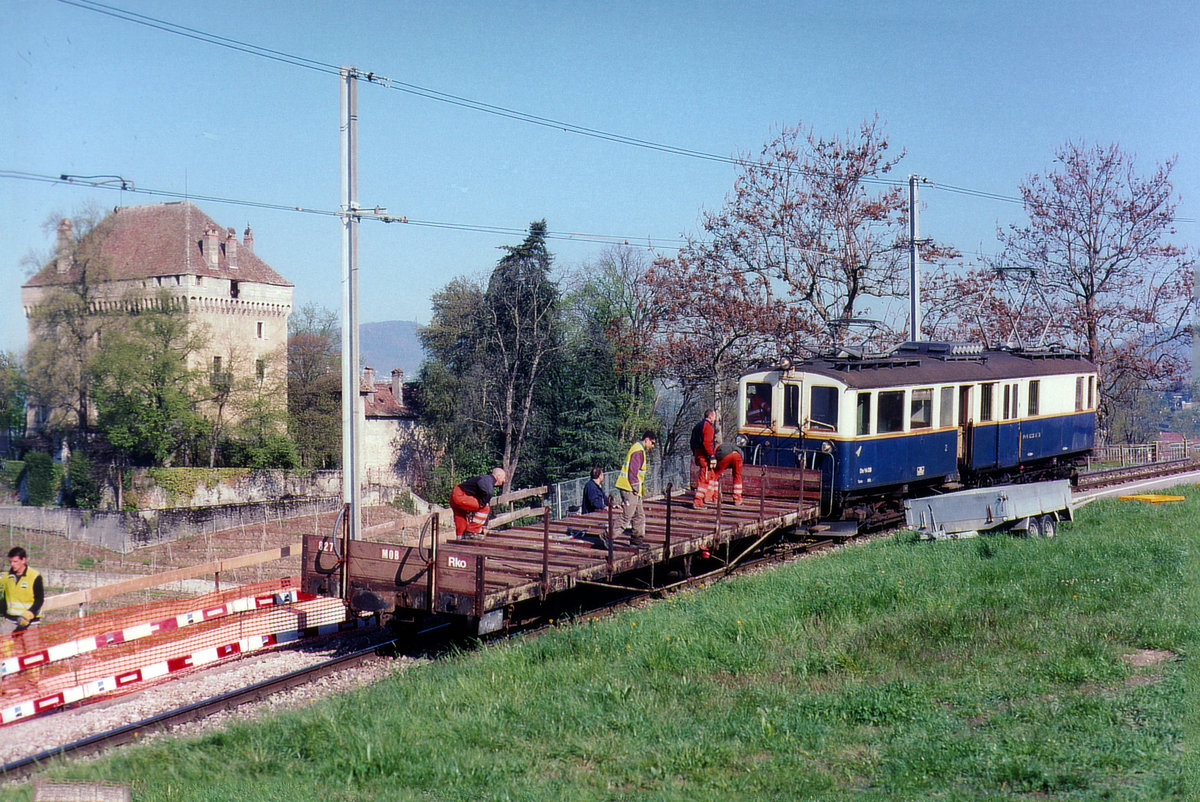 MOB: Bauzug mit De 4/4 28 + Rko 827 im Einsatz bei herrlichem Sommerwetter. Die Aufnahme entstand im August 2004 bei Châtelard VD. Der regelmässige Einsatz im Bahndienst war die letzte Domäne des De 4/4 28.
Foto: Walter Ruetsch 