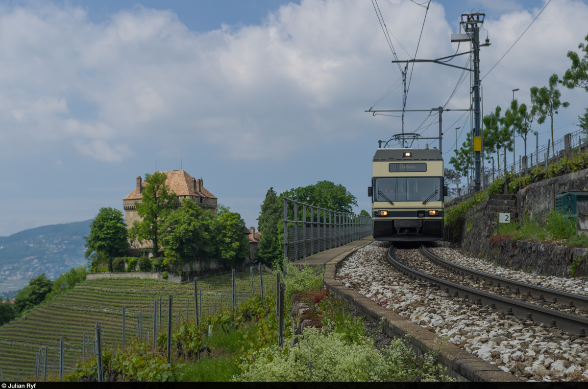 MOB Be 2/6 7004 fährt am 16. Mai 2015 zwischen den Stationen Châtelard und Belmont in RIchtung Montreux. Links das Château du Châtelard.